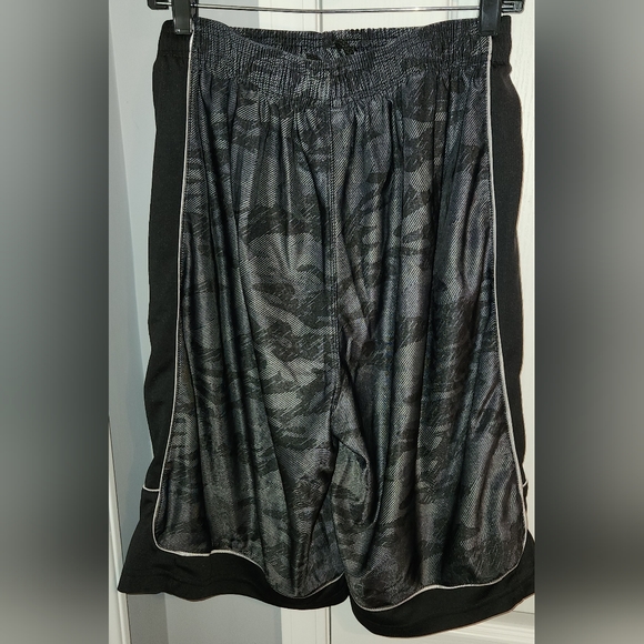 Shorts Mens Baggy Basketball Shorts Size Large Original Deluxe Brand